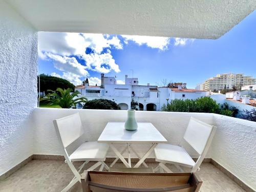 En balkon eller terrasse på Vilamoura Sea Village 2 by Homing