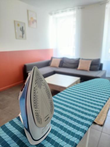 - un casque assis sur une table dans un salon dans l'établissement Cosy 1 - Mulhouse centre, à Mulhouse