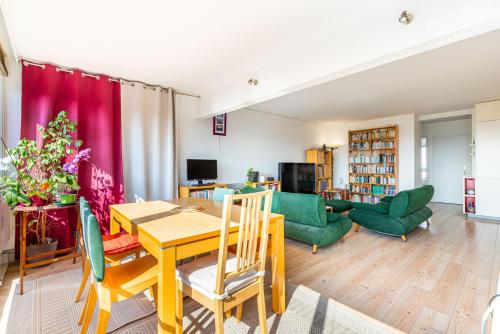 - un salon avec une table et des chaises vertes dans l'établissement GuestReady - Quaint and cute in the 15th arr, à Paris