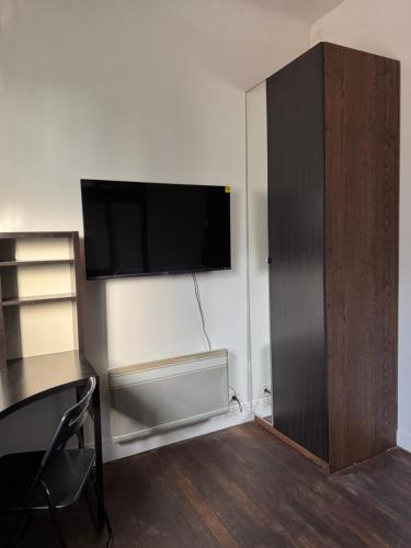 a room with a flat screen tv on a wall at Studio Stade de France RER B in Aubervilliers