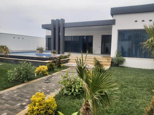 a house with a garden and a swimming pool at Villa Mayak in Baku