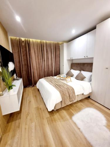 Giường trong phòng chung tại Coast Haven 204 Sliema Malta