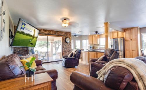sala de estar con sofás de cuero y TV en Fountain Cove Mesa, en Mesa