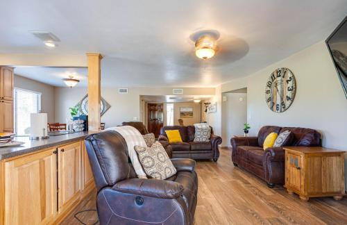 sala de estar con muebles de cuero y cocina en Fountain Cove Mesa, en Mesa