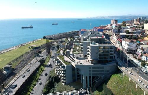 - une vue aérienne sur une ville à côté de l'océan dans l'établissement HOM I Estudio con preciosa Vista al mar Valparaiso, à Valparaíso