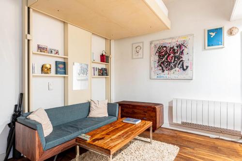 un salon avec un canapé et une table basse dans l'établissement GuestReady - Chic studio by Sacré-Cœur, à Paris