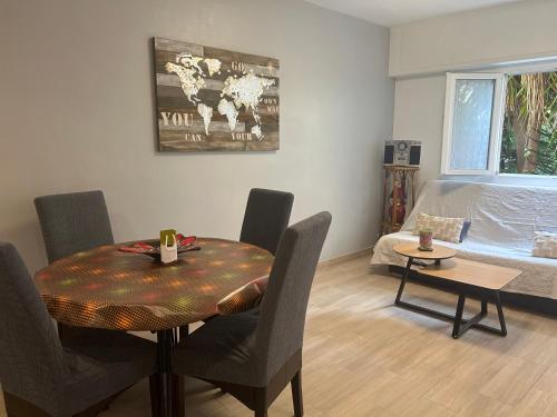 une salle à manger avec une table et des chaises et une fenêtre dans l'établissement location saisonnière, à Menton