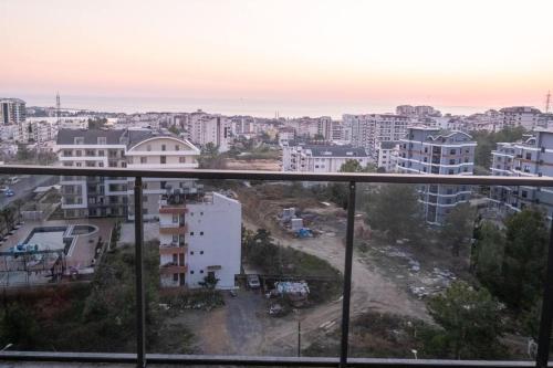 Vista generica su Alanya o vista sulla città dall'interno dell'appartamento