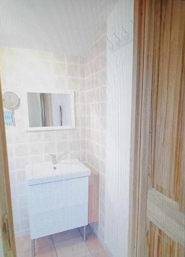 Ένα μπάνιο στο GREOUX LES BAINS Maisonette avec terasse de 30 m2 et parking privé