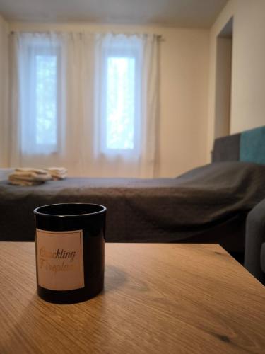 Eine Kaffeetasse steht auf einem Holztisch in der Unterkunft NiSimo Apartment Grand Resort Pamporovo in Pamporowo