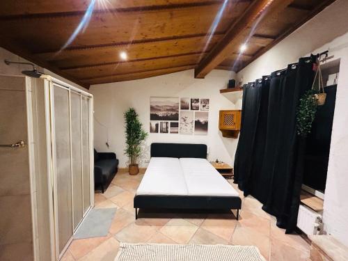 Postel nebo postele na pokoji v ubytování Honor - All in One Room