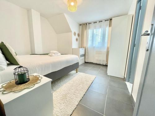 une chambre d'hôtel avec un lit et une fenêtre dans l'établissement L'Escale Express-2min Centre, 6min Aéroport, à Beauvais