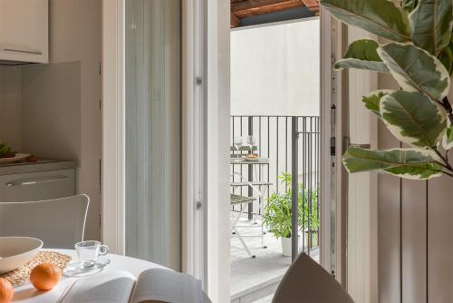 萨维利亚诺Due archi的一间带桌子的用餐室和一个阳台