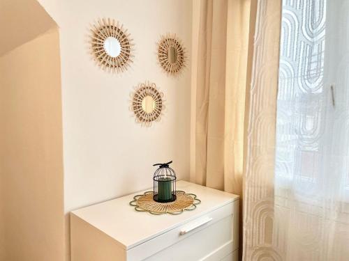 Cette chambre comprend une commode blanche et des miroirs au mur. dans l'établissement L'Escale Express-2min Centre, 6min Aéroport, à Beauvais