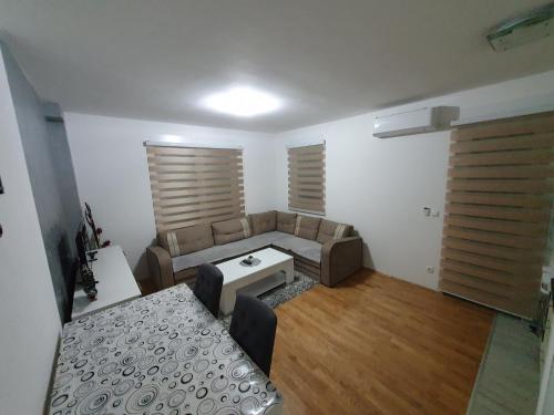 a living room with a couch and a table at Stan na dan Brčko Zaga Dusana Vasiljeva 7a in Brčko