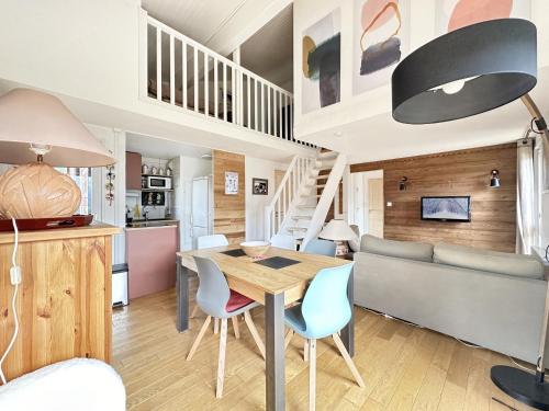 une cuisine et une salle à manger avec une table et des chaises dans l'établissement ABA17 - Duplex 6 pers Proche Centre, aux Carroz d'Arâches