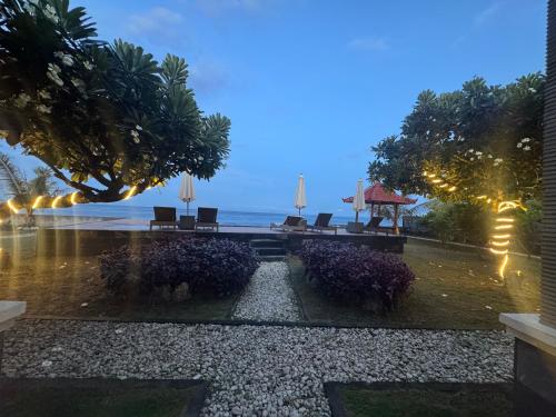 een uitzicht op de oceaan vanaf de patio van een resort bij Cave Beach Bungalow in Nusa Penida