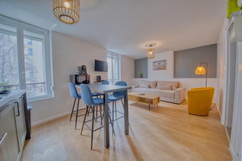 une cuisine et un salon avec une table et des chaises dans l'établissement Le Barbusse, à Reims
