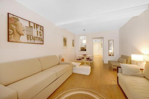 un salon avec un canapé et une table dans l'établissement Hot district Faubourg Saint-Denis, à Paris