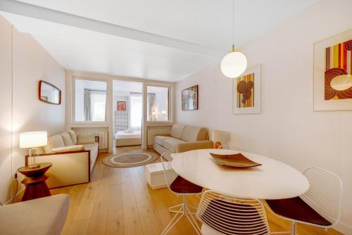 un salon blanc avec une table et des chaises dans l'établissement Hot district Faubourg Saint-Denis, à Paris
