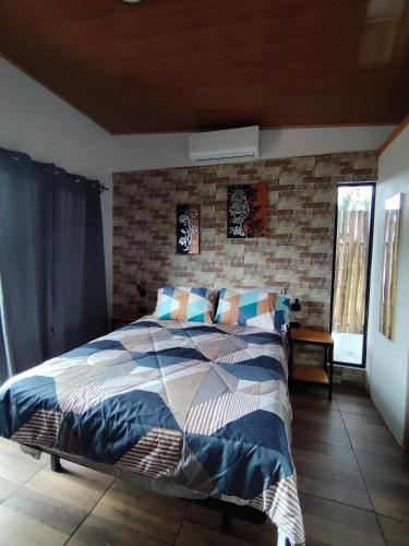 Postel nebo postele na pokoji v ubytování Arenal Tiny Lodge #2