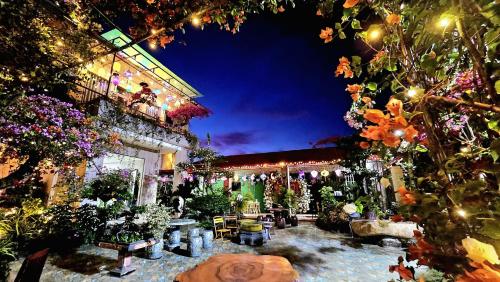 Сад в Homestay Sala