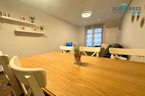 une salle à manger avec une table et des chaises en bois dans l'établissement Dos Torres Santa Isabel - Parking gratis, à Saragosse