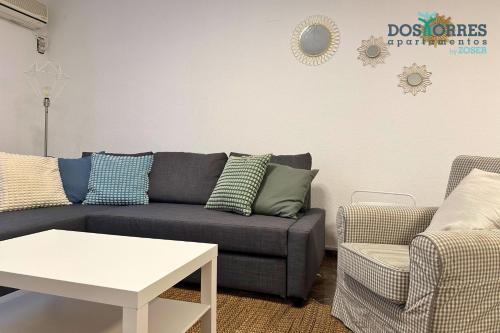 un salon avec un canapé et une chaise dans l'établissement Dos Torres Santa Isabel - Parking gratis, à Saragosse