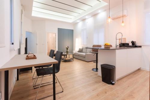 Una cocina y una sala de estar con mesa y sillas. en Apartamento en el casco antiguo de Murcia, en Murcia