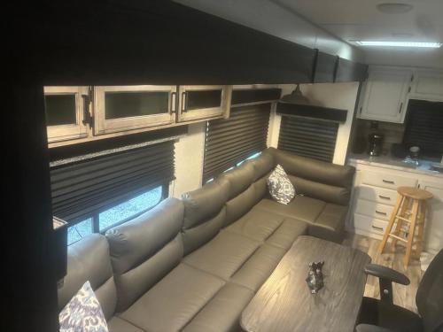 Χώρος καθιστικού στο Hieghts Mobile bungalow