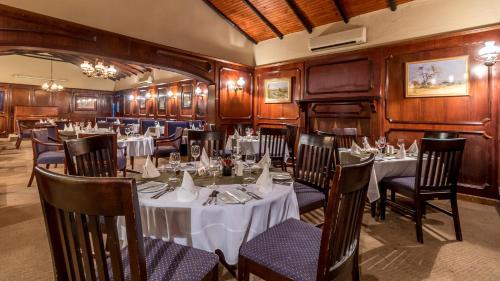 Un restaurante u otro lugar para comer en Hotel Numbi & Garden Suites