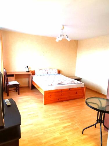 En eller flere senge i et værelse på Purvciems apartment, Ieriķu 66