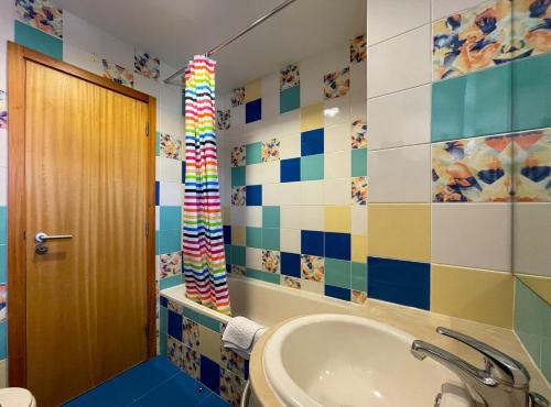 a bathroom with a tub and a sink at Apartamentos da Orada T1-F124 Marina de Albufeira in Páteo