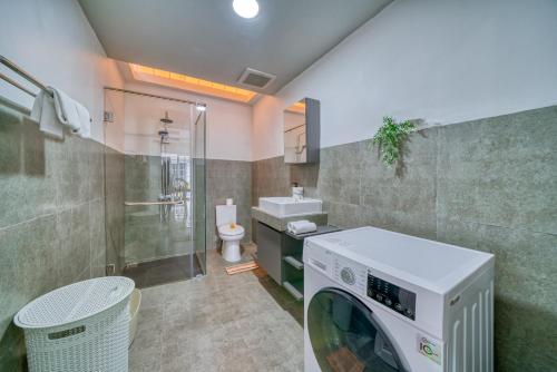 Ένα μπάνιο στο 3BD Modern Apartment in Sanur with BBQ & huge shared pool