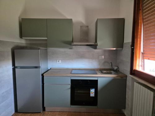 a kitchen with a refrigerator and a sink at Il brigidino in Lamporecchio