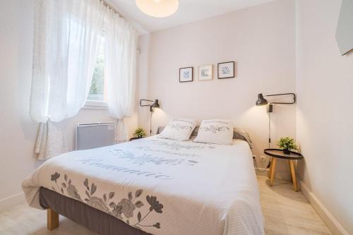 a bedroom with a bed and a window at Les Capitouls - avec entrée autonome, clim neuve, jardin, parking privé & sa piscine ! - in Toulouse