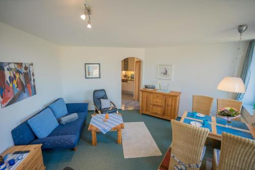 Posezení v ubytování Inselblume 14 - Blaue Ferienwohnung mit Balkon am Südstrand