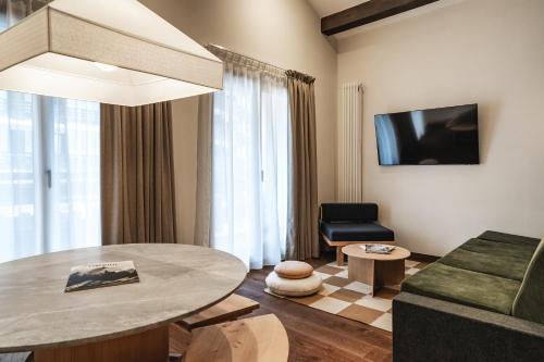 a living room with a table and a couch at Appartements de l'Héliopic in Chamonix-Mont-Blanc