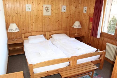 モルジャンにあるPre Vert 44のランプ2つが備わる木造の部屋のベッド2台