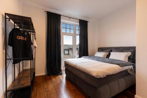 a bedroom with a bed and a window at Mokka Suite Design in Neumünster in Neumünster