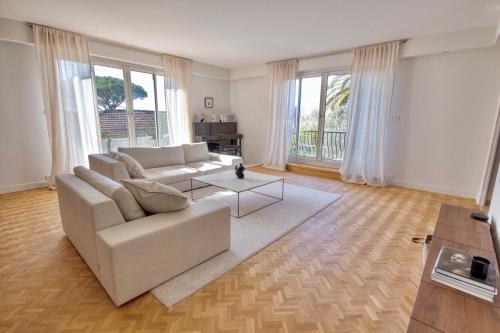 un salon avec un canapé et une table dans l'établissement Luxury Apartment 3 bedroom Private Pool Villa Magnolia Cannes, à Cannes