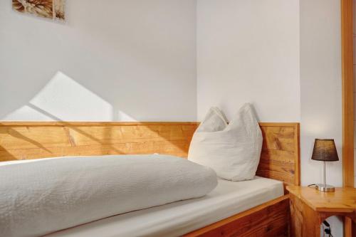 Ένα ή περισσότερα κρεβάτια σε δωμάτιο στο Gästehaus Krone