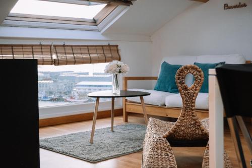 a living room with a couch and a table at Ático con vistas en Vigo by CABANA Rentals in Vigo