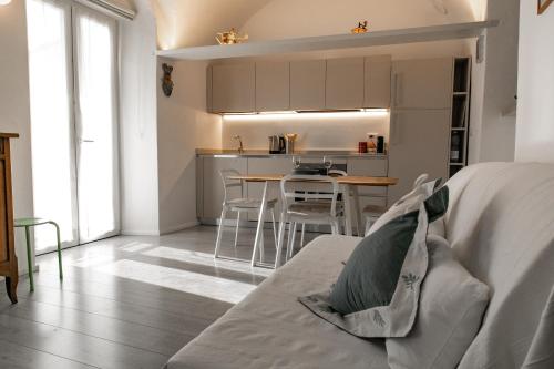 a living room with a bed and a kitchen at Il Carrugio in Ospedaletti