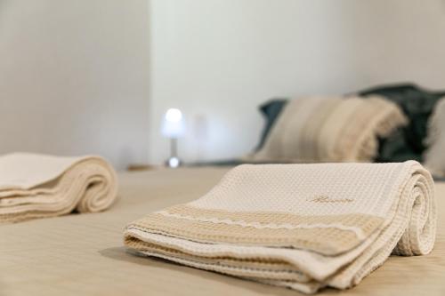 a pile of towels sitting on top of a bed at Il Carrugio in Ospedaletti