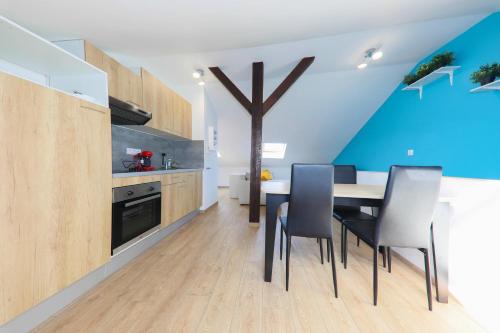 une cuisine et une salle à manger avec une table et des chaises dans l'établissement studio Buhler - Mulhouse centre, à Mulhouse