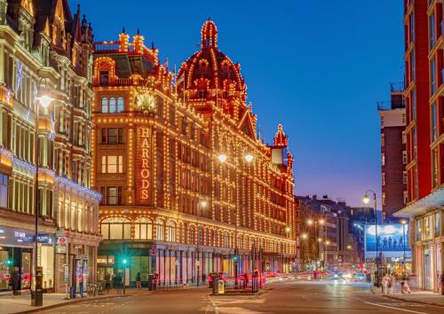a city street at night with buildings at Zedwell Hotel Knightsbridge in London