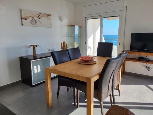 Apartamento primera línea Roses con vistas al mar AV-09