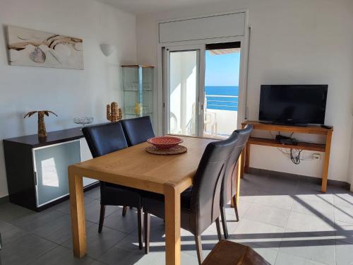 Apartamento primera línea Roses con vistas al mar AV-09