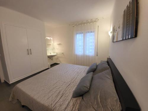 Apartamento primera línea Roses con vistas al mar AV-09